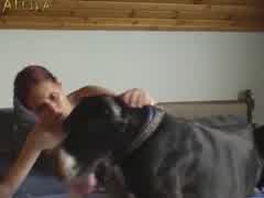 Magrina mamando e gozando com Cão Gigante