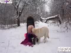 grosse  baise dans la neige avec le dog